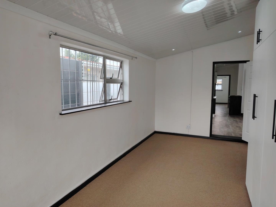 To Let 1 Bedroom Property for Rent in Goodwood Estate Western Cape